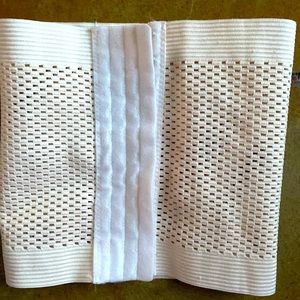 Small wait trainer color nude fit and gives u a fabulous strink